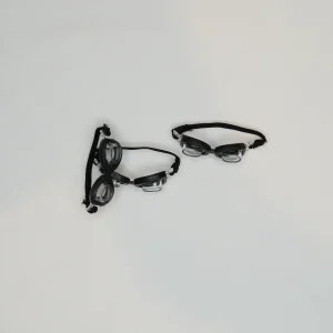 Swimming goggles